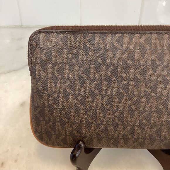 Michael Kors Signature Logo Saffiano Leather Mid-sized Wristlet Clutch Wallet - Picture 5 of 14